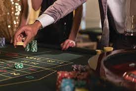 Promosi palu4d dengan nuansa hitam emas